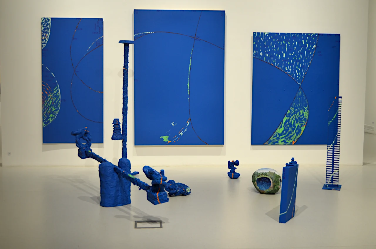 Installation art work Pulses in Blue consists of paintings and sculptures. work is made by visual Artist Miika Nyyssönen